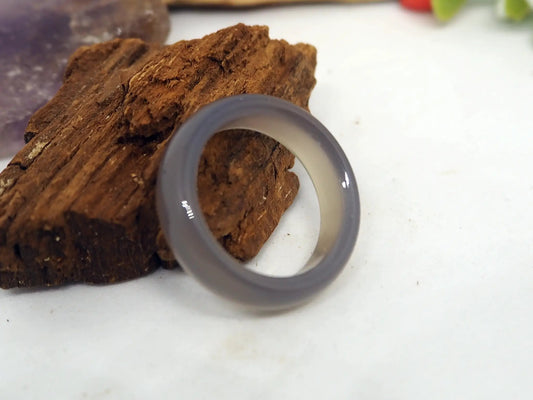 Anillo Elegante de Ágata Gris Humo Natural - Banda Sólida y Estilo Sereno - My Cuqui Shop