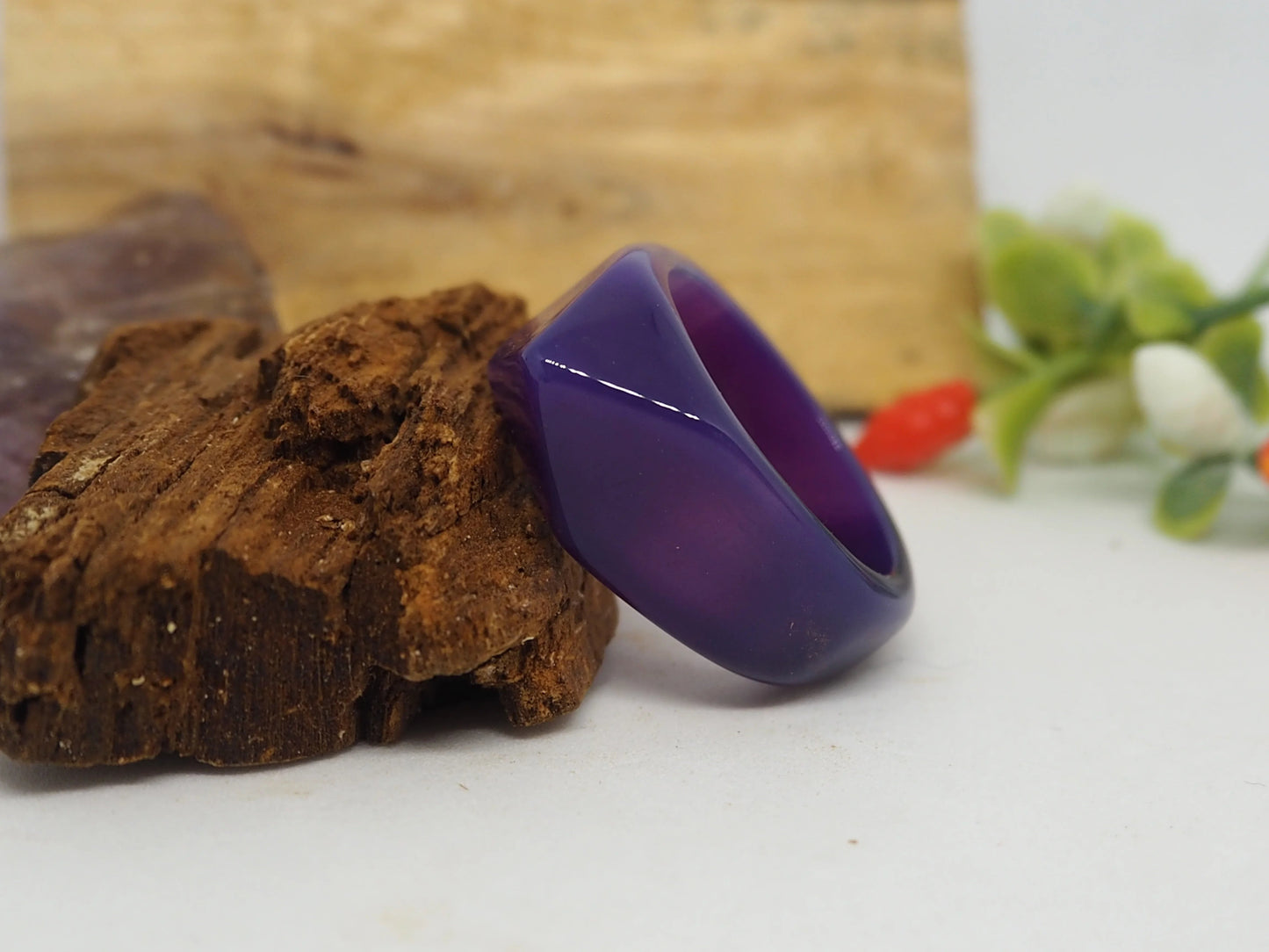 Anillo Elegante de Ágata Violeta Natural - Banda Sólida y Diseño Clásico - My Cuqui Shop