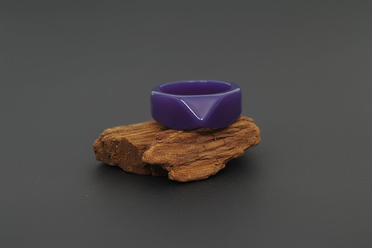 Anillo Elegante de Ágata Violeta Natural - Banda Sólida y Diseño Clásico - My Cuqui Shop