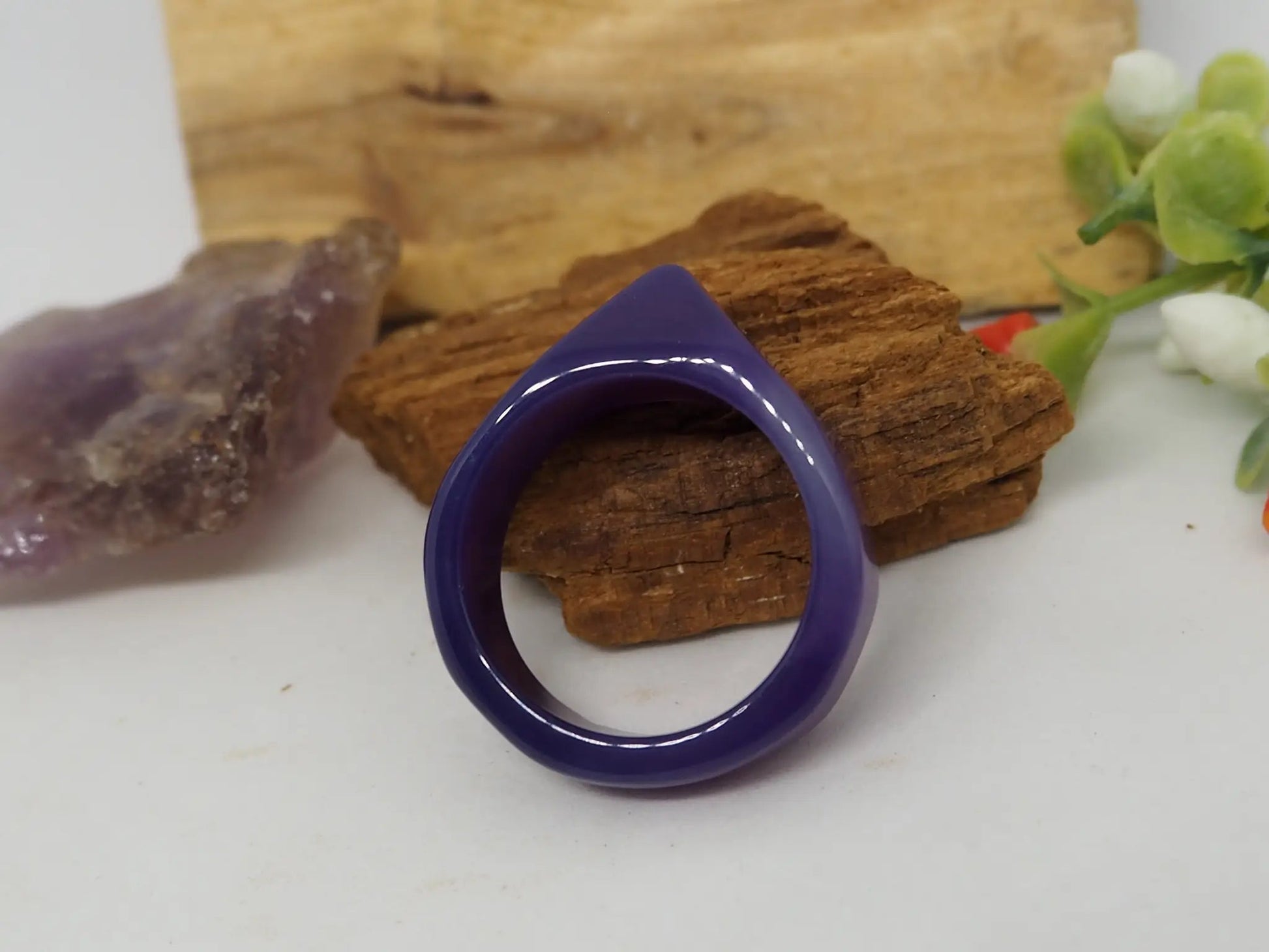 Anillo Elegante de Ágata Violeta Natural - Banda Sólida y Diseño Clásico - My Cuqui Shop