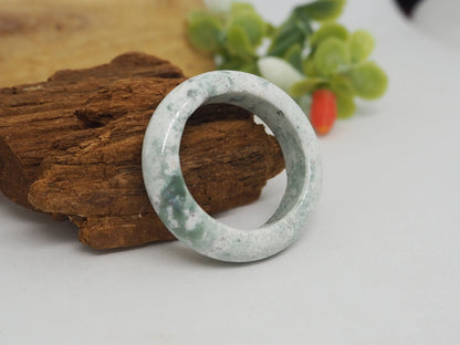 Anillo Elegante de Jade Natural Blanco y Verde "Musgo en Nieve" - Banda Sólida - My Cuqui Shop