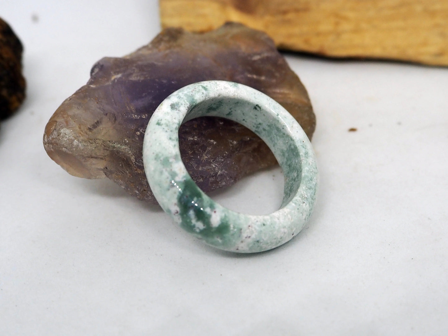 Anillo Elegante de Jade Natural Blanco y Verde "Musgo en Nieve" - Banda Sólida - My Cuqui Shop