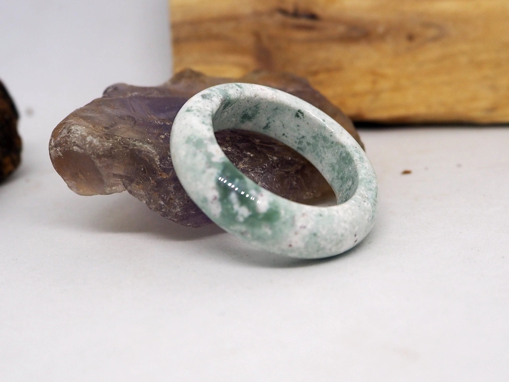 Anillo Elegante de Jade Natural Blanco y Verde "Musgo en Nieve" - Banda Sólida - My Cuqui Shop