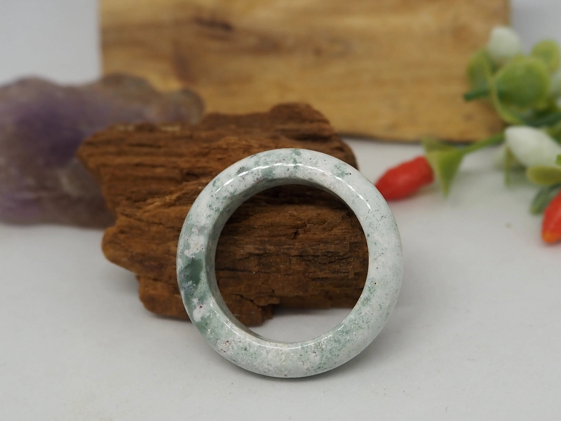 Anillo Elegante de Jade Natural Blanco y Verde "Musgo en Nieve" - Banda Sólida - My Cuqui Shop