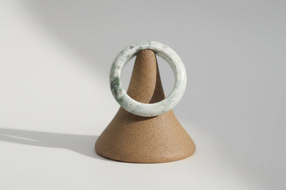 Anillo Elegante de Jade Natural Blanco y Verde "Musgo en Nieve" - Banda Sólida - My Cuqui Shop