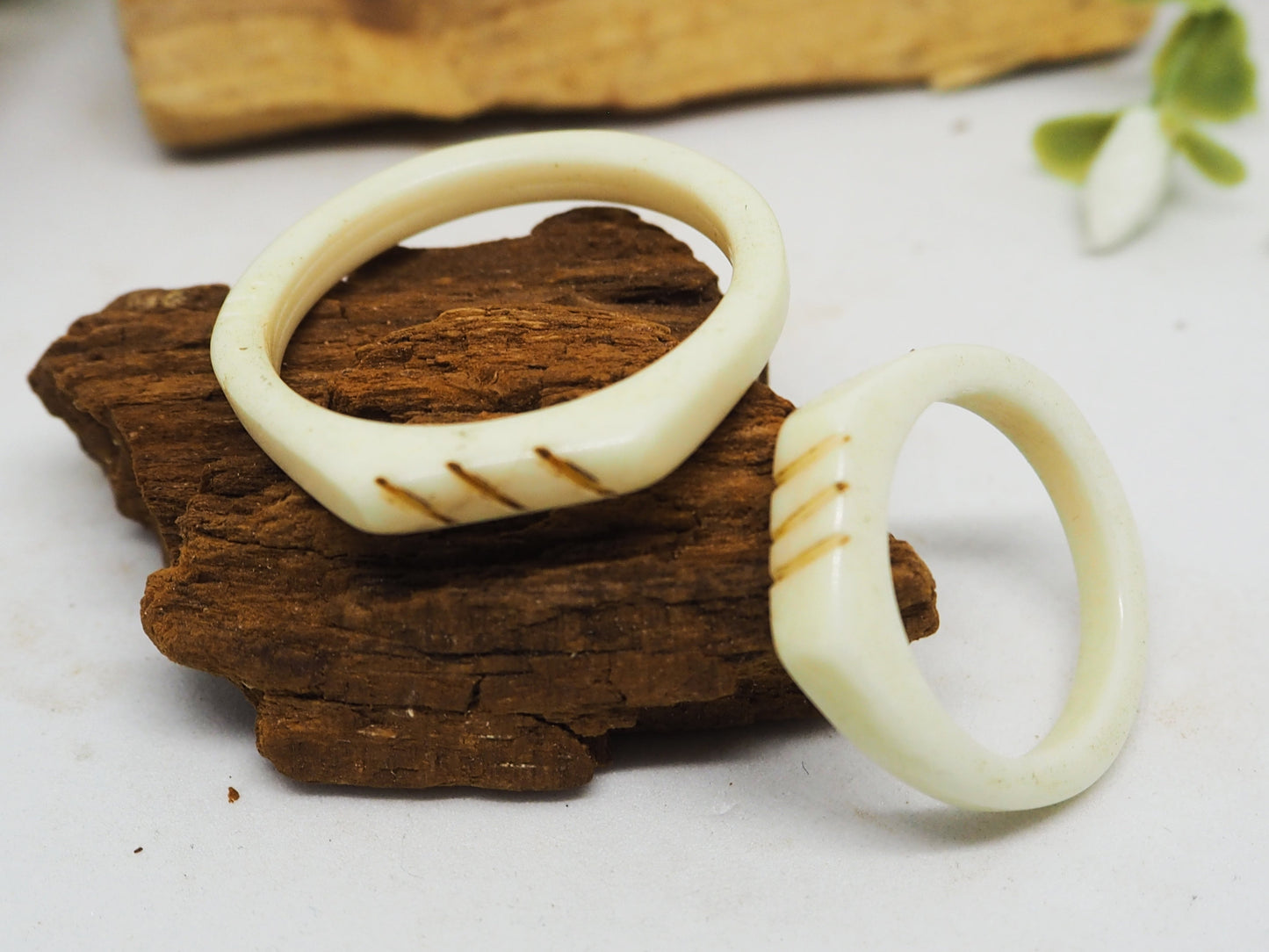 Anillos de hueso tallados. Modelo Lou - My Cuqui Shop #