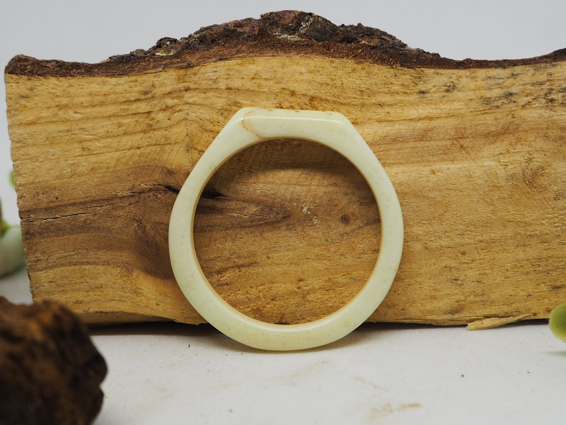 Anillos de hueso tallados. Modelo Lou - My Cuqui Shop #