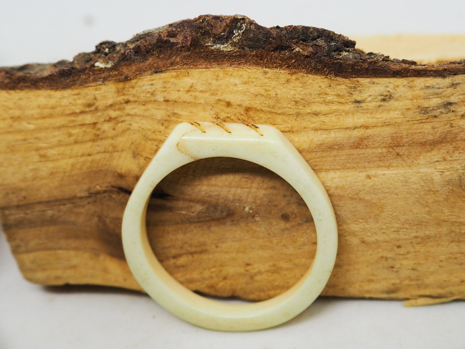 Anillos de hueso tallados. Modelo Lou - My Cuqui Shop #