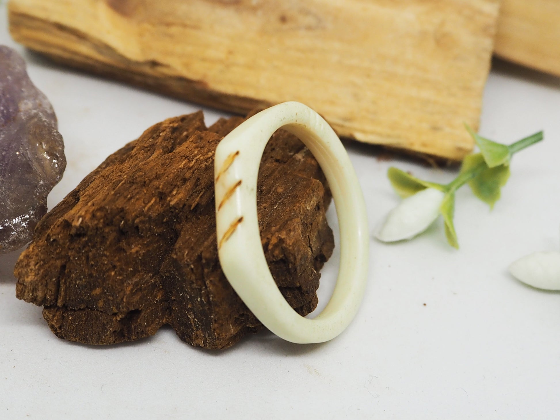 Anillos de hueso tallados. Modelo Lou - My Cuqui Shop #