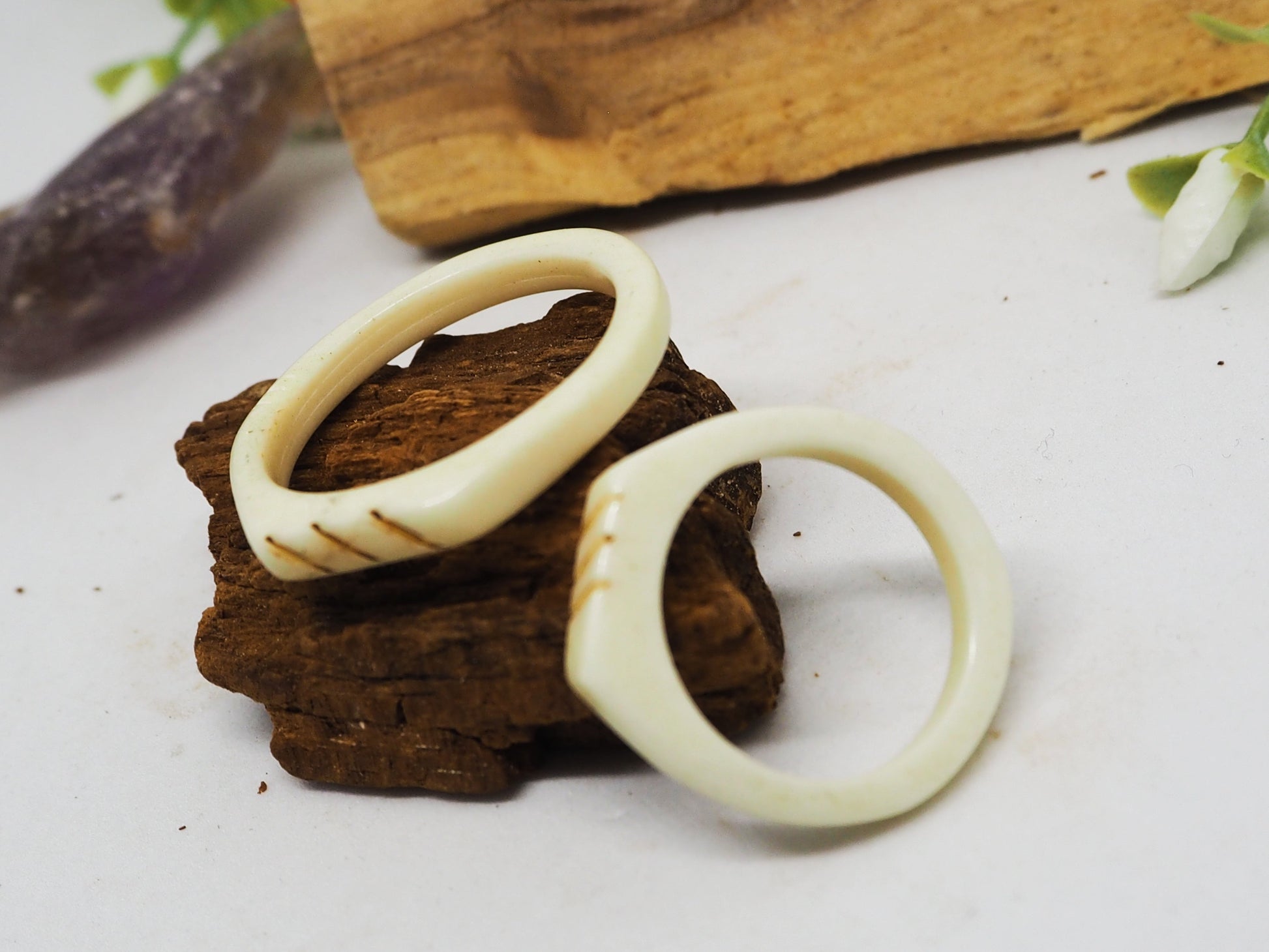 Anillos de hueso tallados. Modelo Lou - My Cuqui Shop #