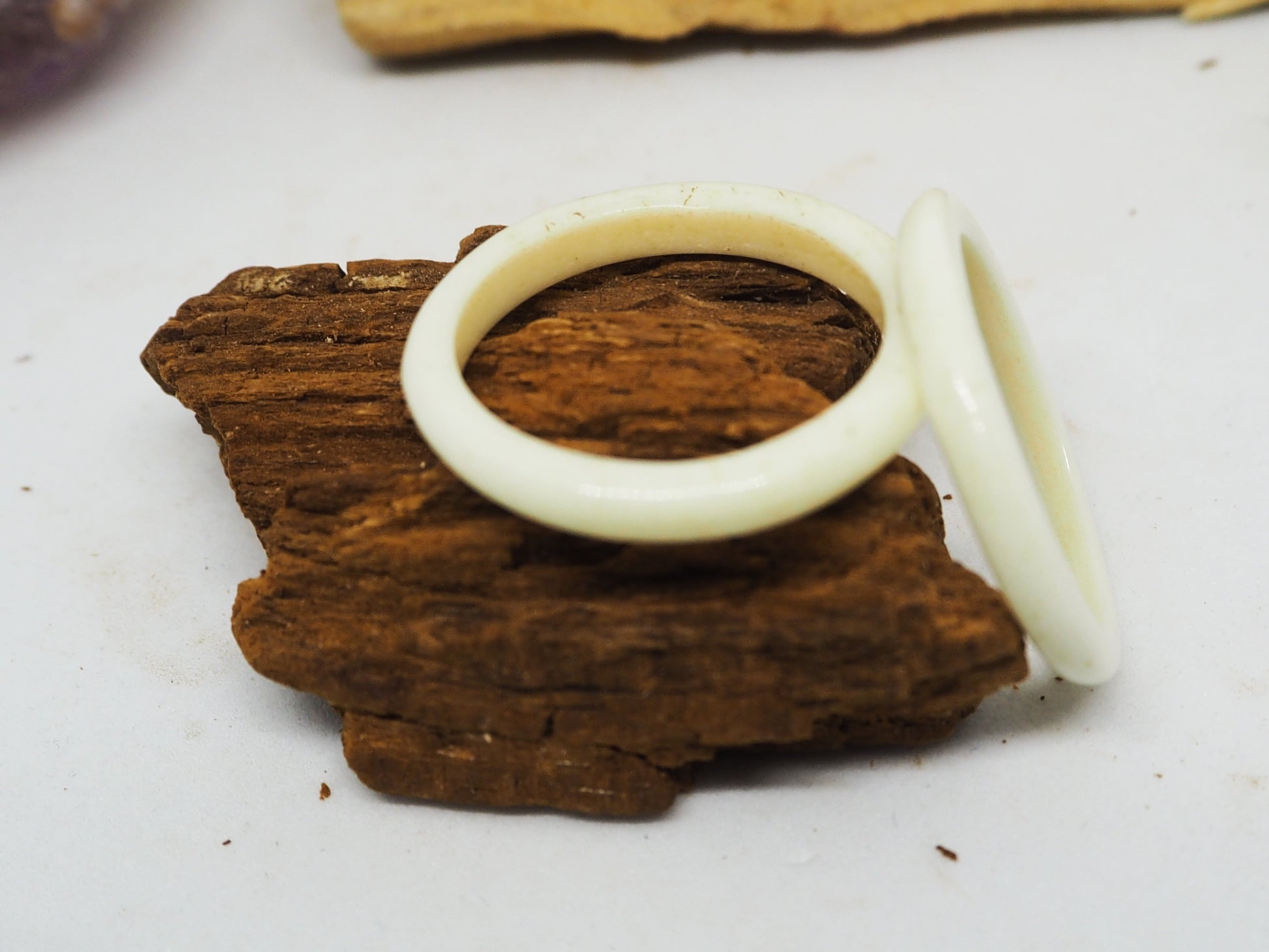 Anillos de hueso tallados. Modelo Lou - My Cuqui Shop #