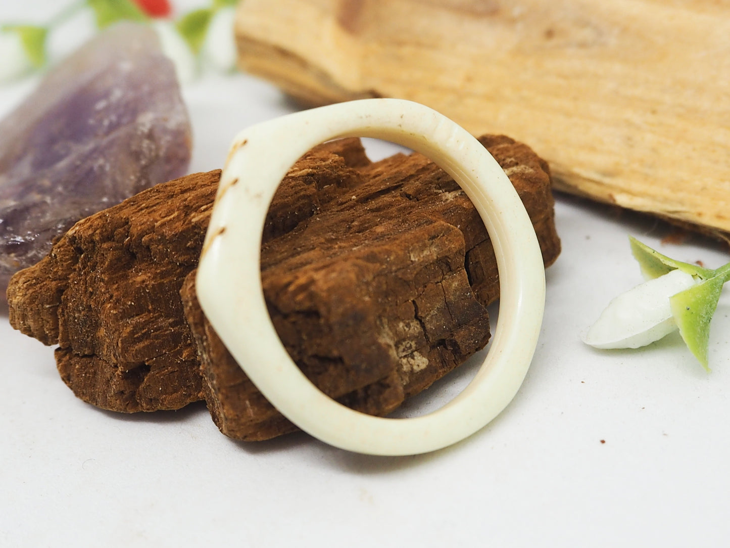 Anillos de hueso tallados. Modelo Lou - My Cuqui Shop #