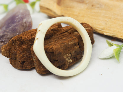 Anillos de hueso tallados. Modelo Lou - My Cuqui Shop #