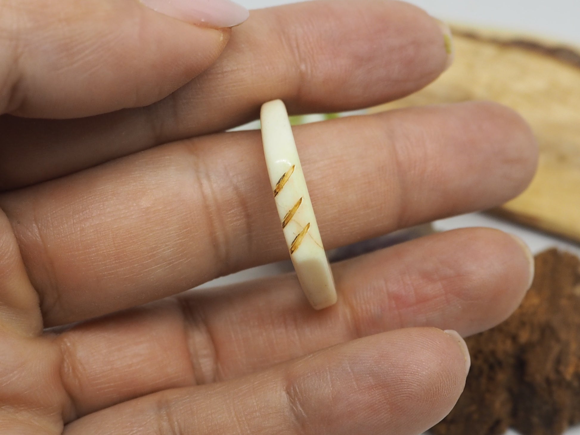 Anillos de hueso tallados. Modelo Lou - My Cuqui Shop #