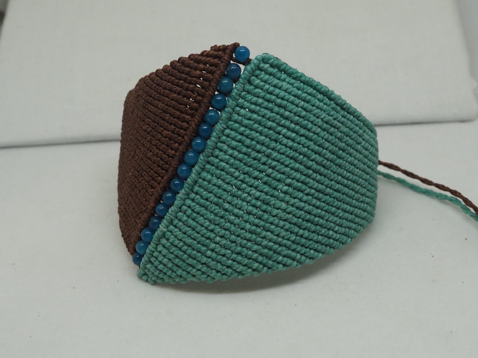 Brazalete Ancho de Macramé con Piedras Aguamarina | Hilos Encerados - My Cuqui Shop