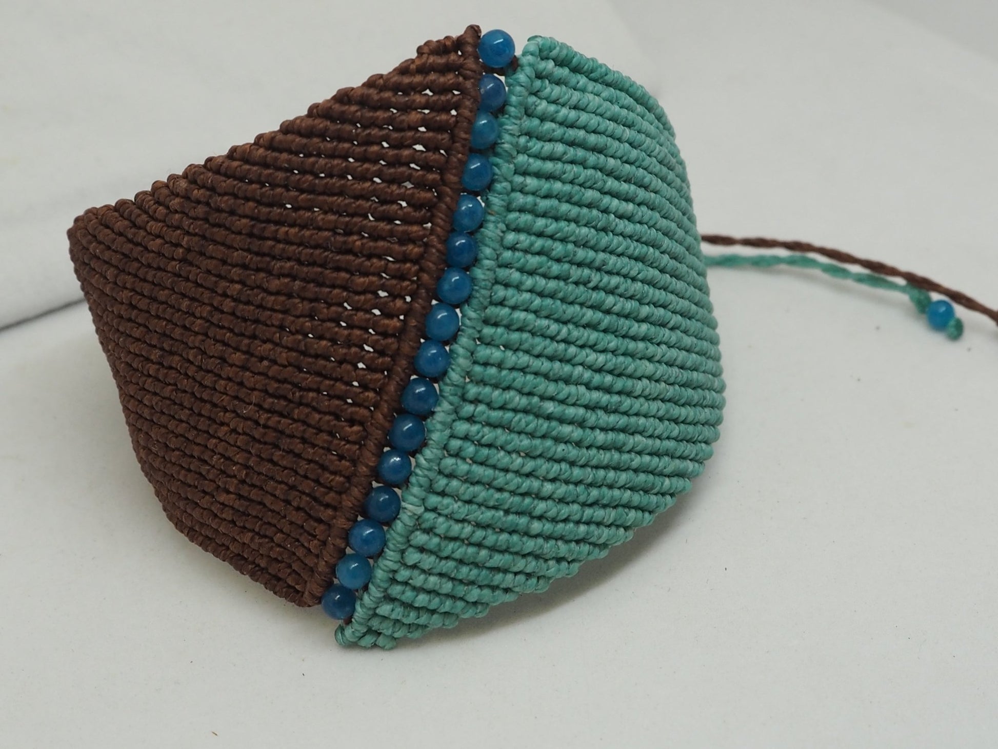 Brazalete Ancho de Macramé con Piedras Aguamarina | Hilos Encerados - My Cuqui Shop