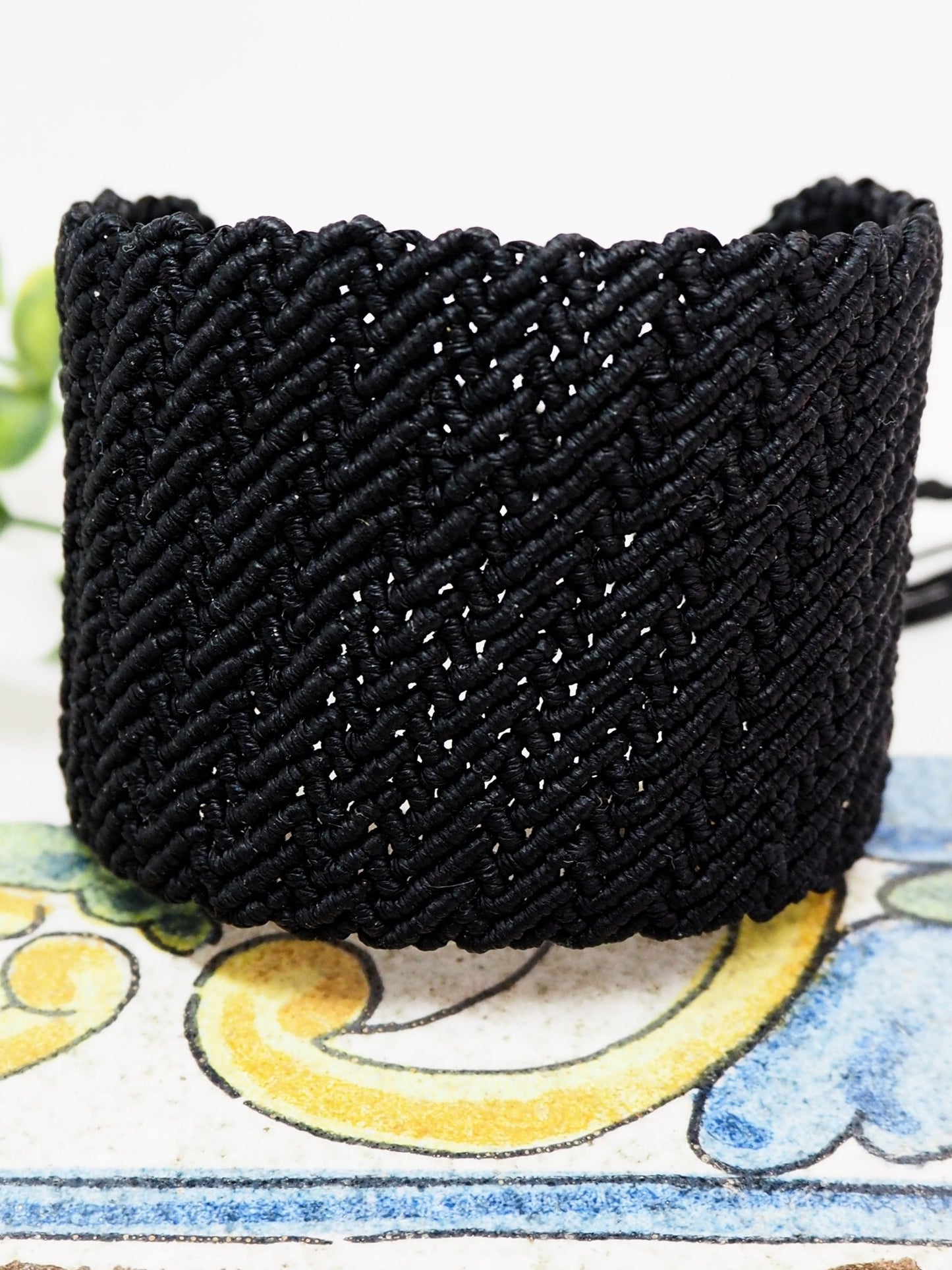 Brazalete Ancho de Macramé Negro | Hilo Encerado Premium Inalterable - My Cuqui Shop
