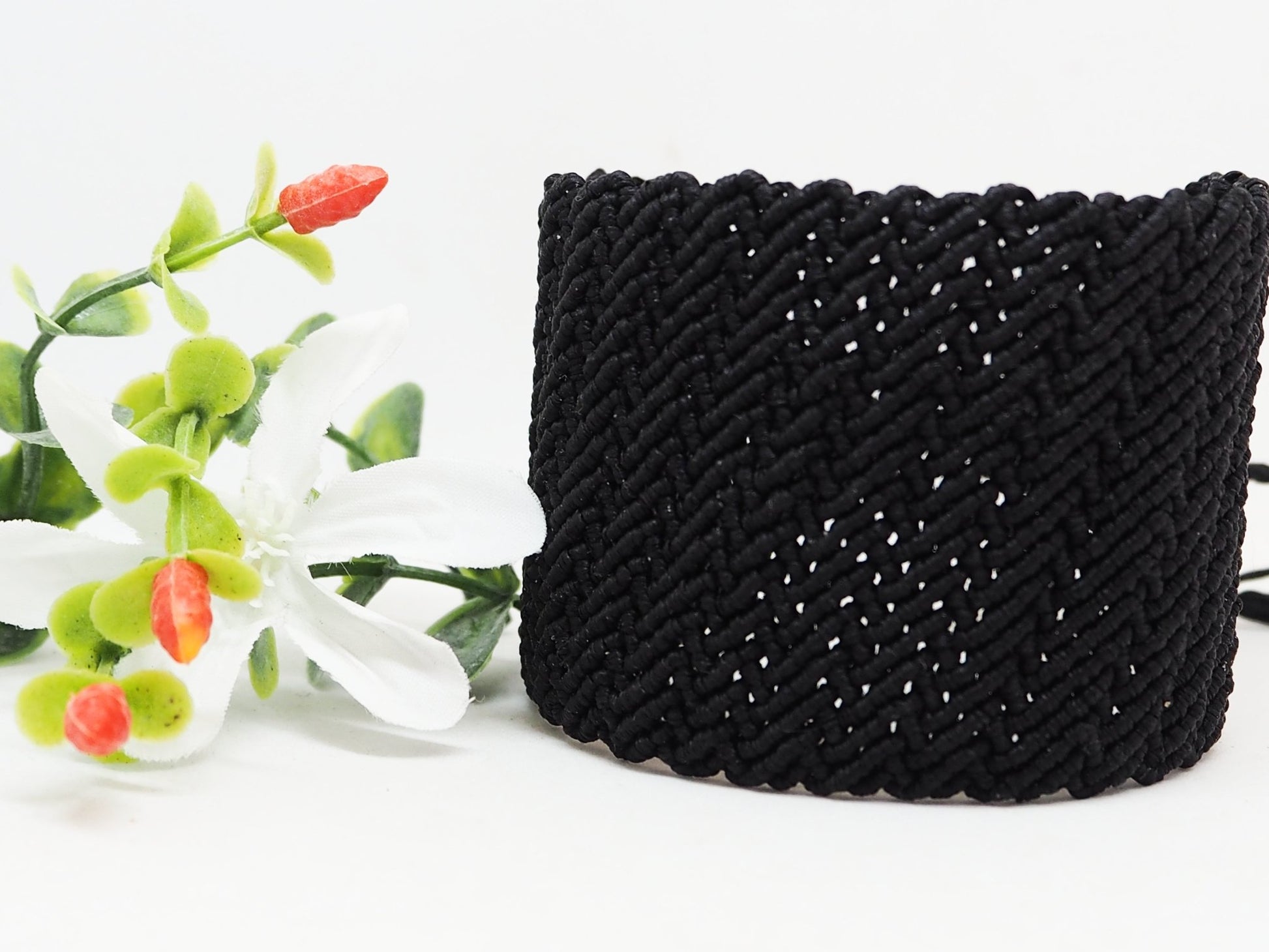 Brazalete Ancho de Macramé Negro | Hilo Encerado Premium Inalterable - My Cuqui Shop