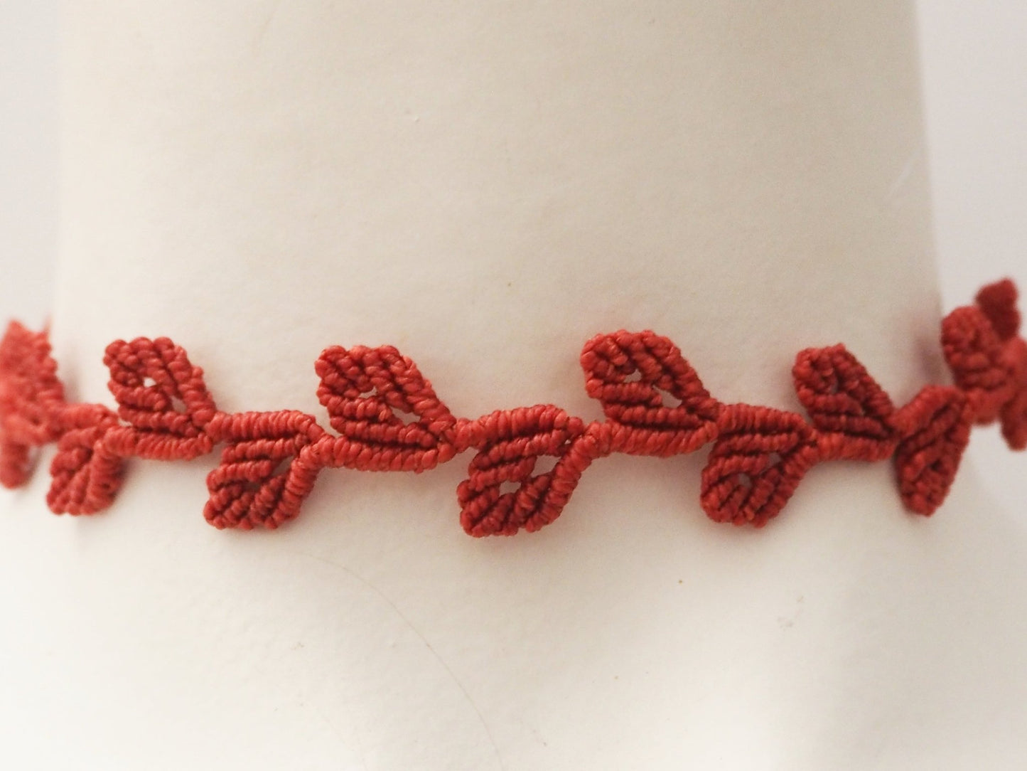 Choker Artesanal de Micromacramé en Hilo Encerado Rojo - My Cuqui Shop