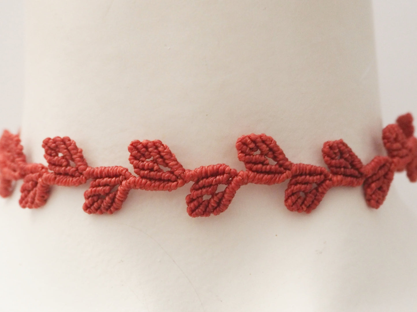 Choker Artesanal de Micromacramé en Hilo Encerado Rojo - My Cuqui Shop #