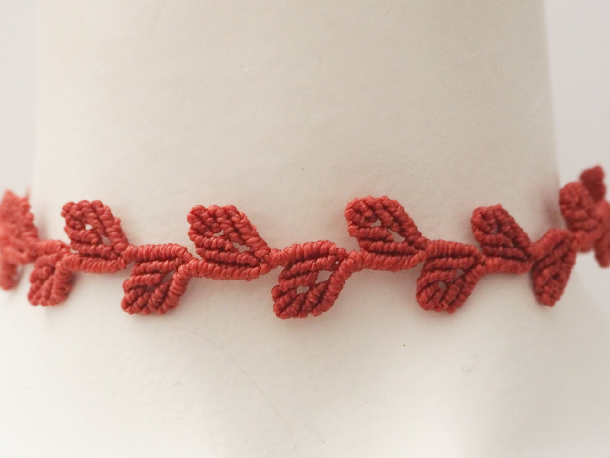 Choker Artesanal de Micromacramé en Hilo Encerado Rojo - My Cuqui Shop #