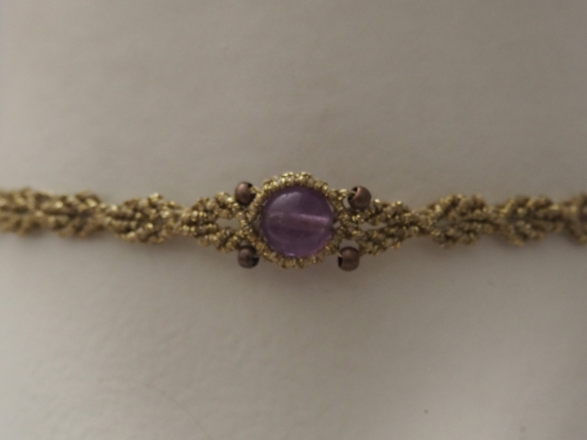 Choker Glamour "Corona Violeta": Amatista y Hilo Encerado Dorado - My Cuqui Shop #