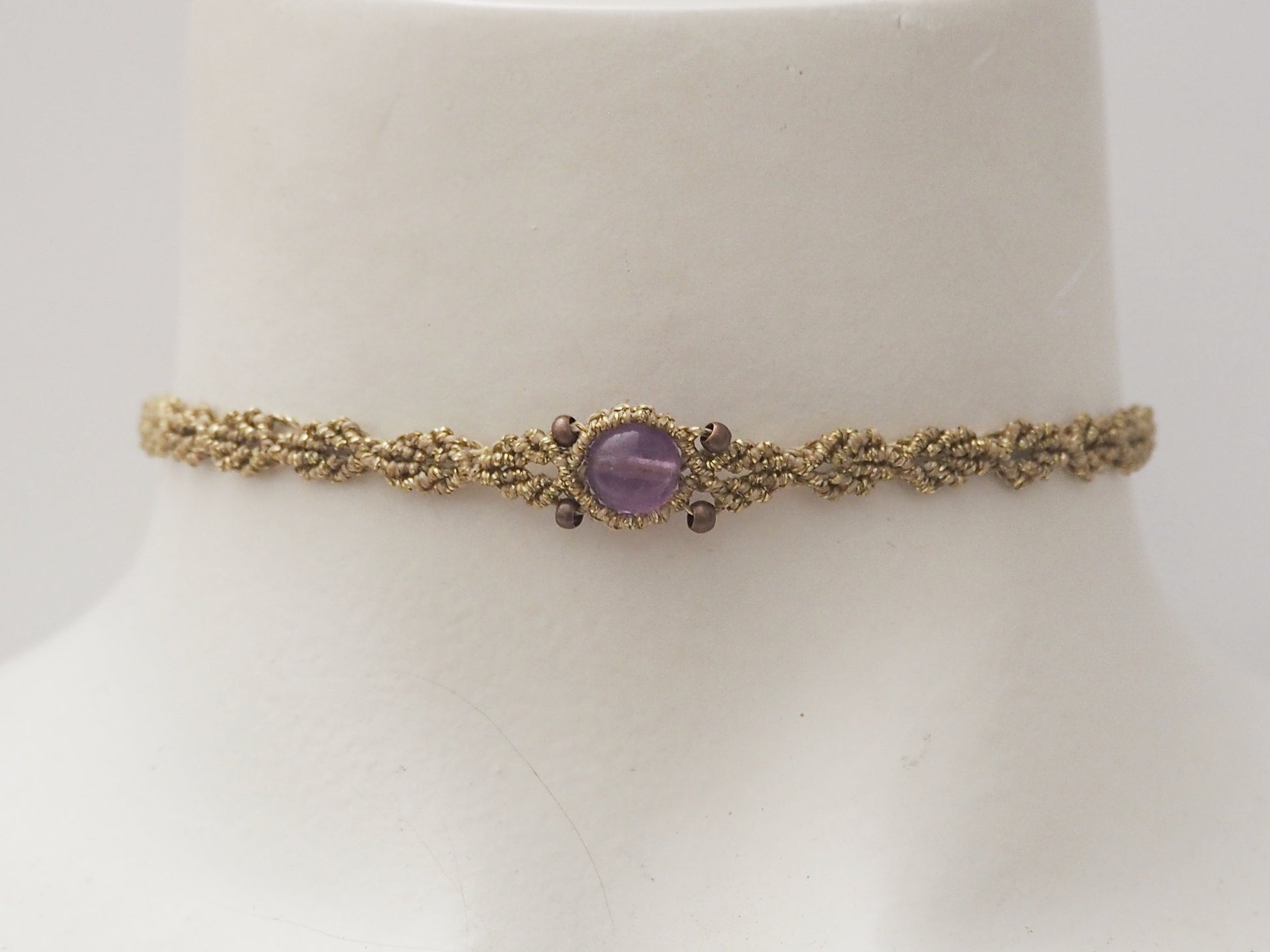 Choker Glamour "Corona Violeta": Amatista y Hilo Encerado Dorado - My Cuqui Shop #
