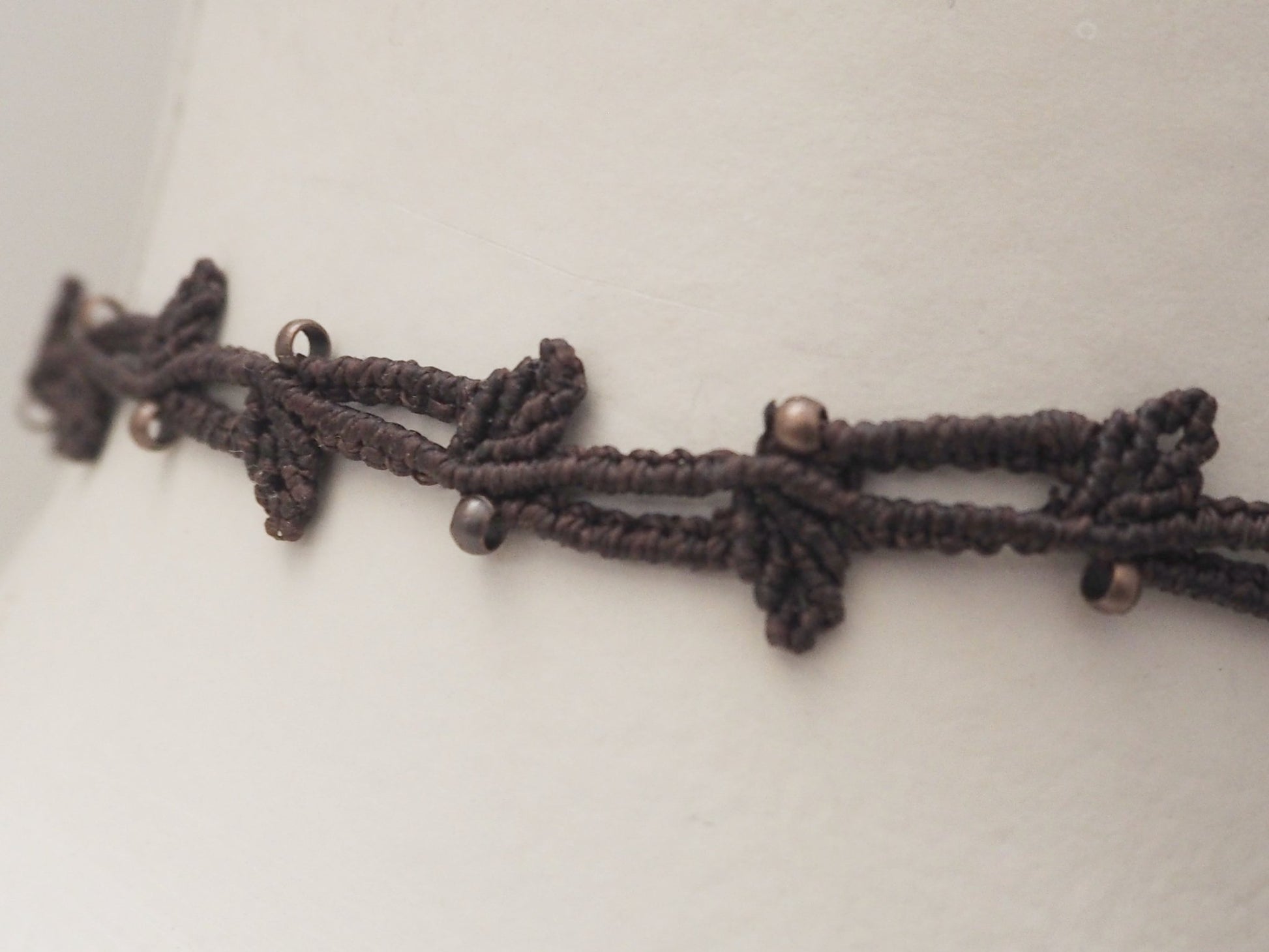 Choker  "Hojas" en hilo encerado color marrón - My Cuqui Shop #