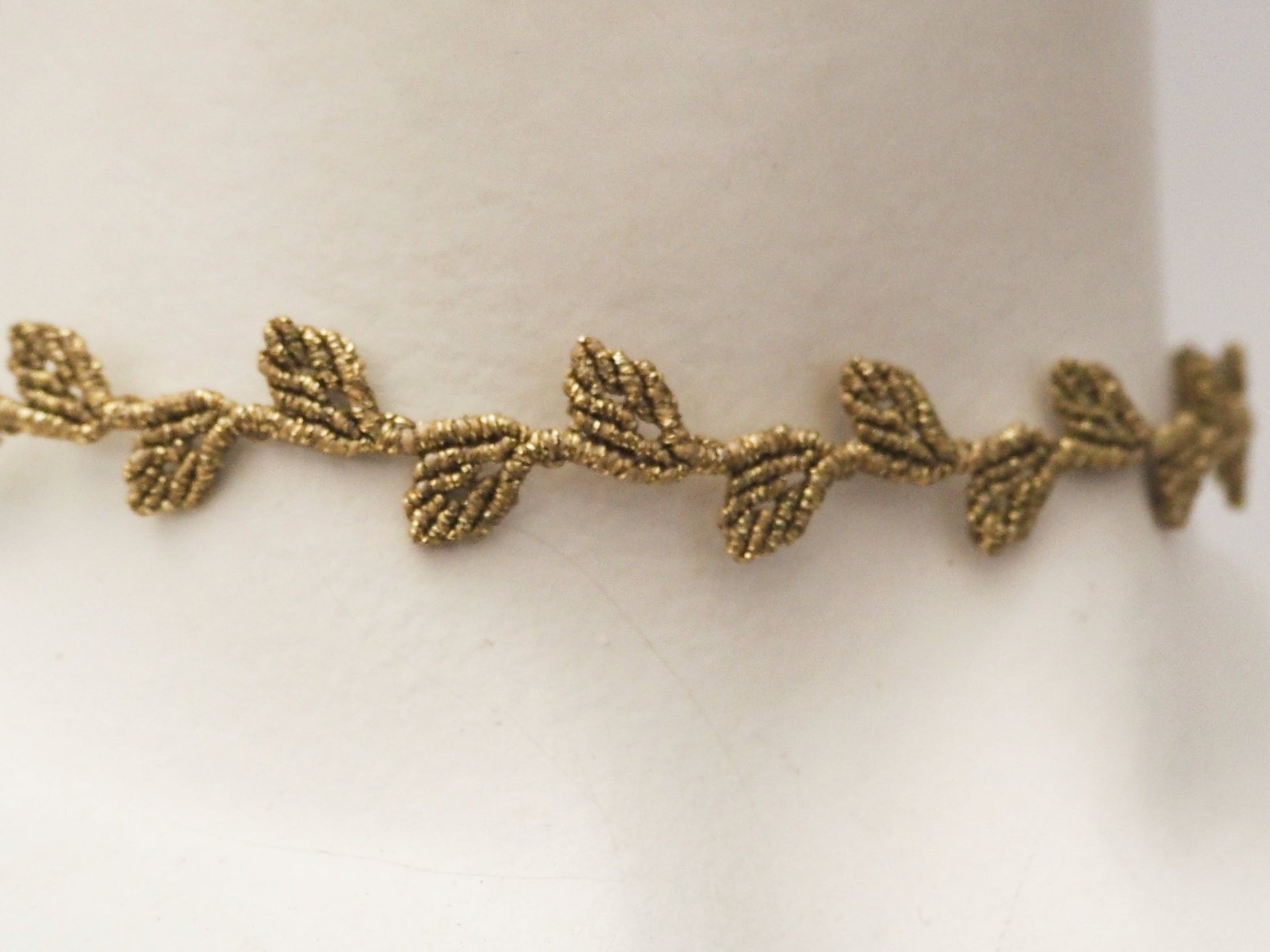 Choker "Hojas" en hilo encerado dorado. Ajustable - My Cuqui Shop