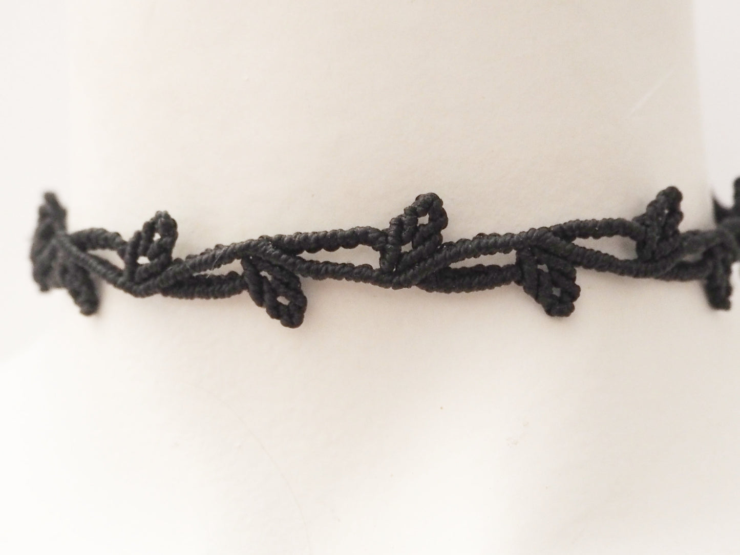 Choker "Hojas" en hilo negro y pequeñas cuentas de metal - My Cuqui Shop #