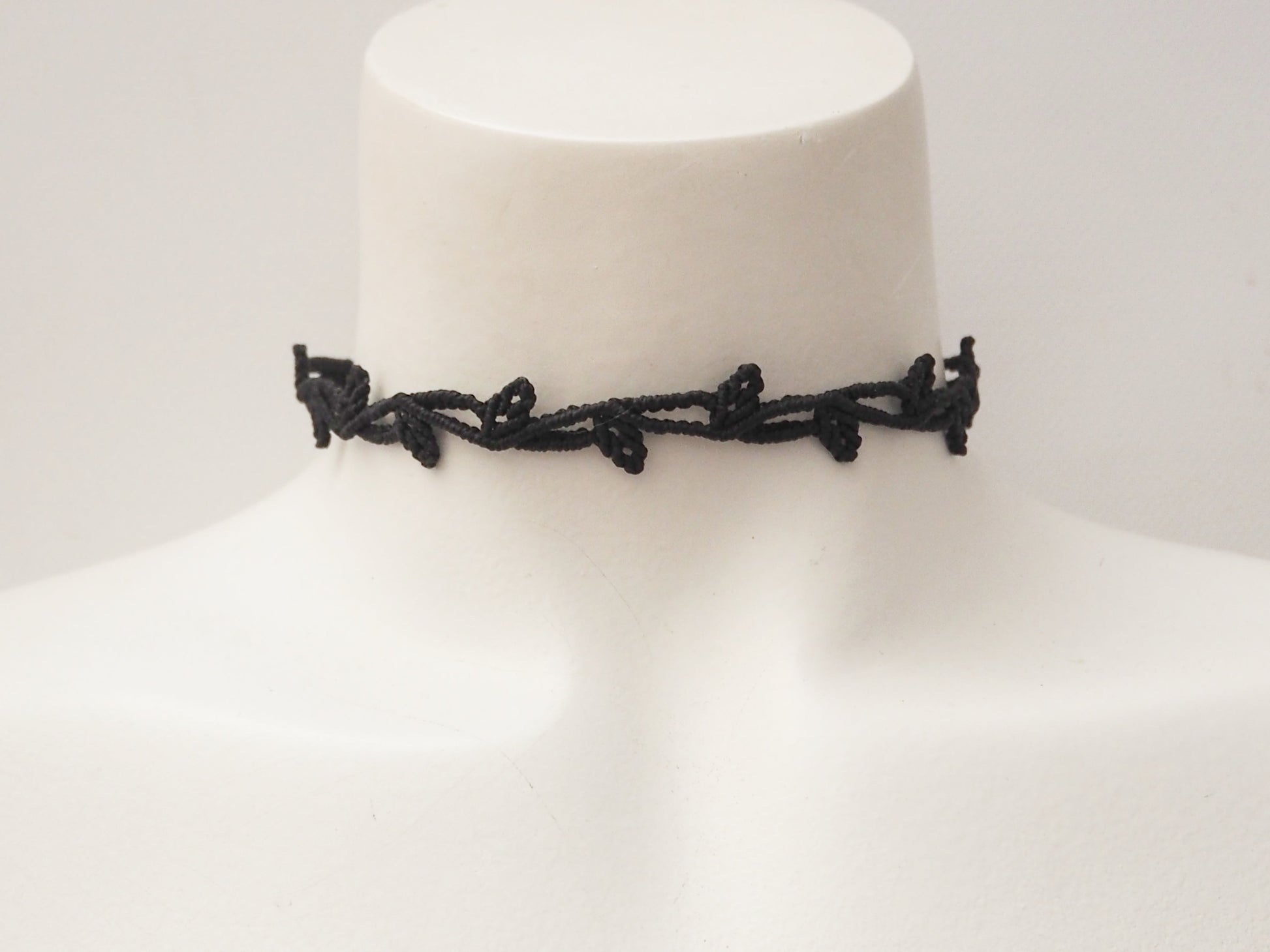 Choker "Hojas" en hilo negro y pequeñas cuentas de metal - My Cuqui Shop #