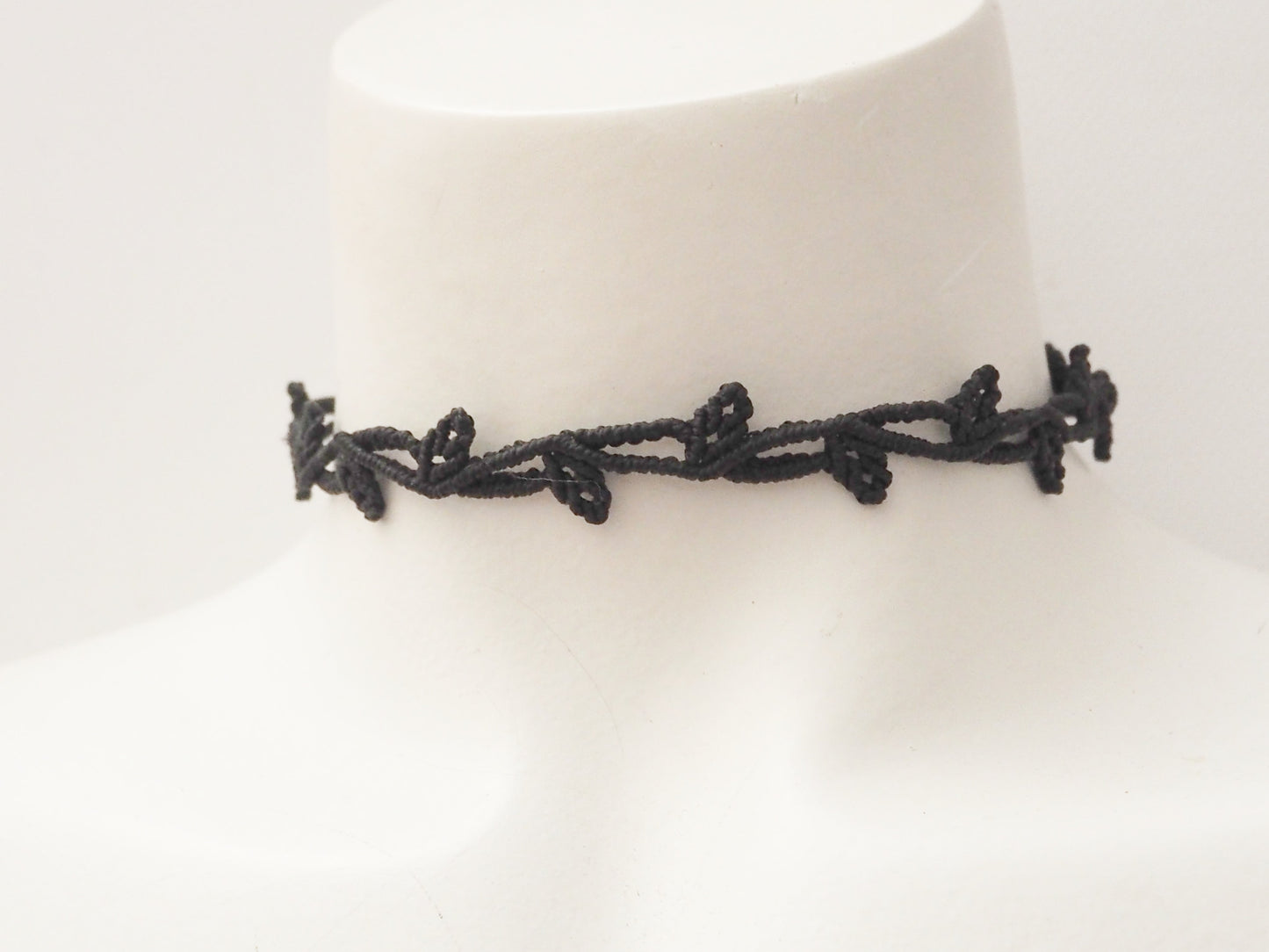 Choker "Hojas" en hilo negro y pequeñas cuentas de metal - My Cuqui Shop #