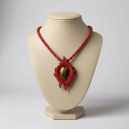Collar Amuleto "Fuerza y Protección" en Macramé Rojo con Ojo de Tigre - My Cuqui Shop #