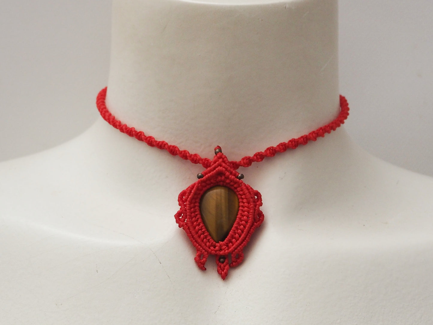 Collar Amuleto "Fuerza y Protección" en Macramé Rojo con Ojo de Tigre - My Cuqui Shop #