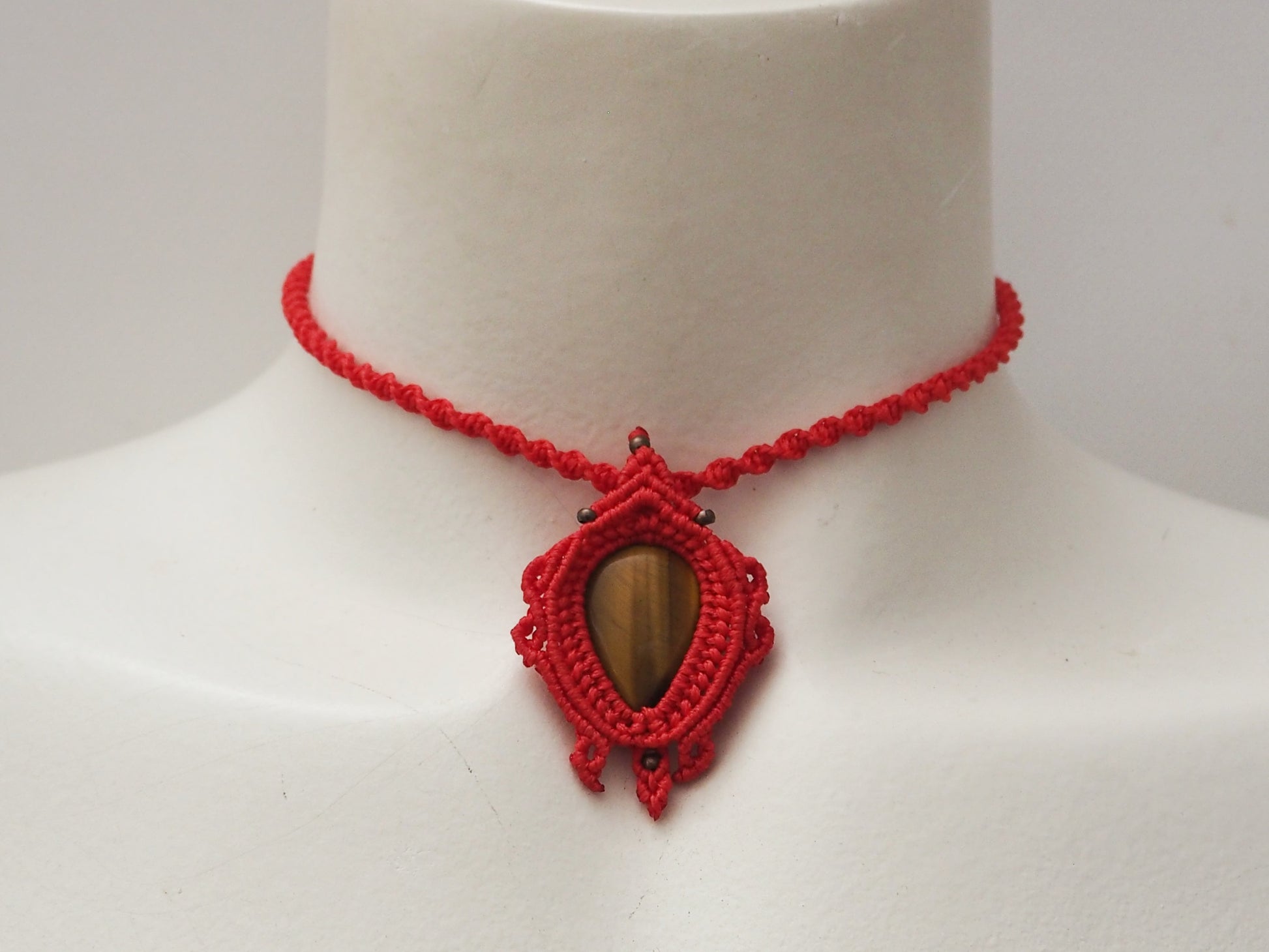 Collar Amuleto "Fuerza y Protección" en Macramé Rojo con Ojo de Tigre - My Cuqui Shop #