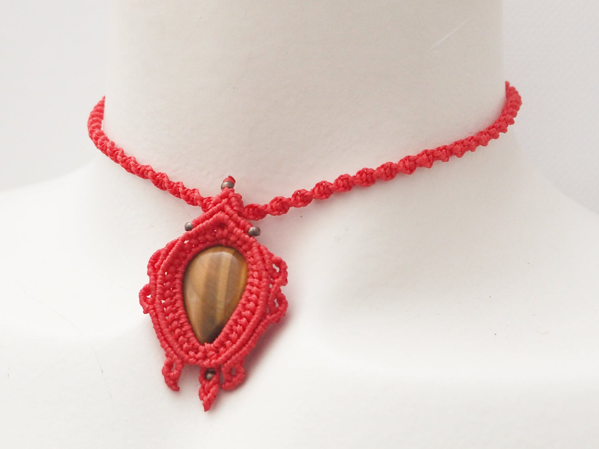 Collar Amuleto "Fuerza y Protección" en Macramé Rojo con Ojo de Tigre - My Cuqui Shop #
