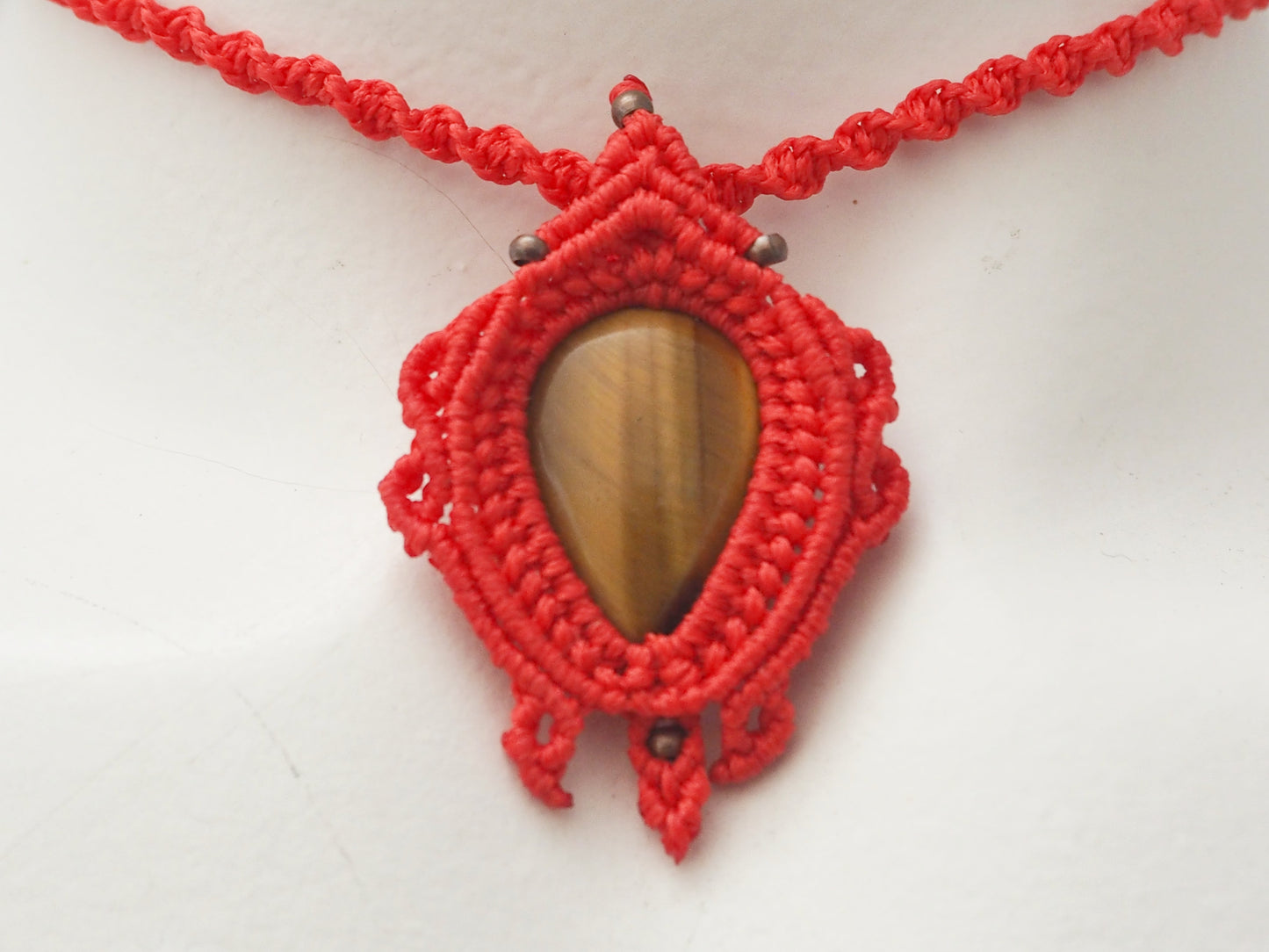 Collar Amuleto "Fuerza y Protección" en Macramé Rojo con Ojo de Tigre - My Cuqui Shop #