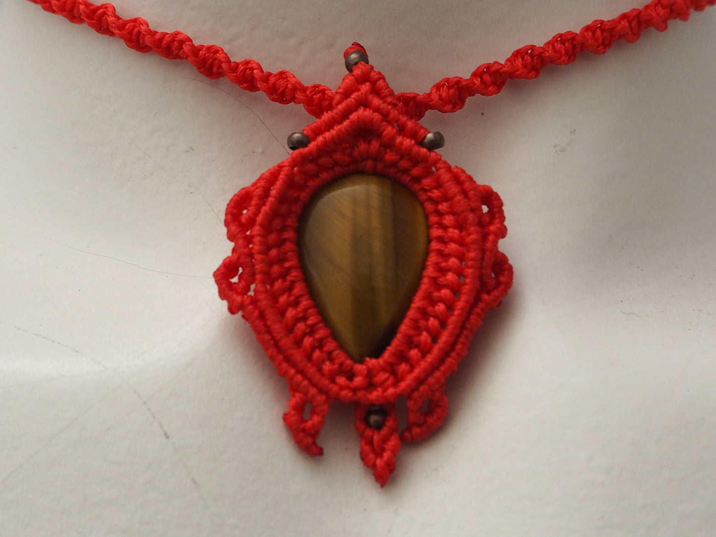 Collar Amuleto "Fuerza y Protección" en Macramé Rojo con Ojo de Tigre - My Cuqui Shop #