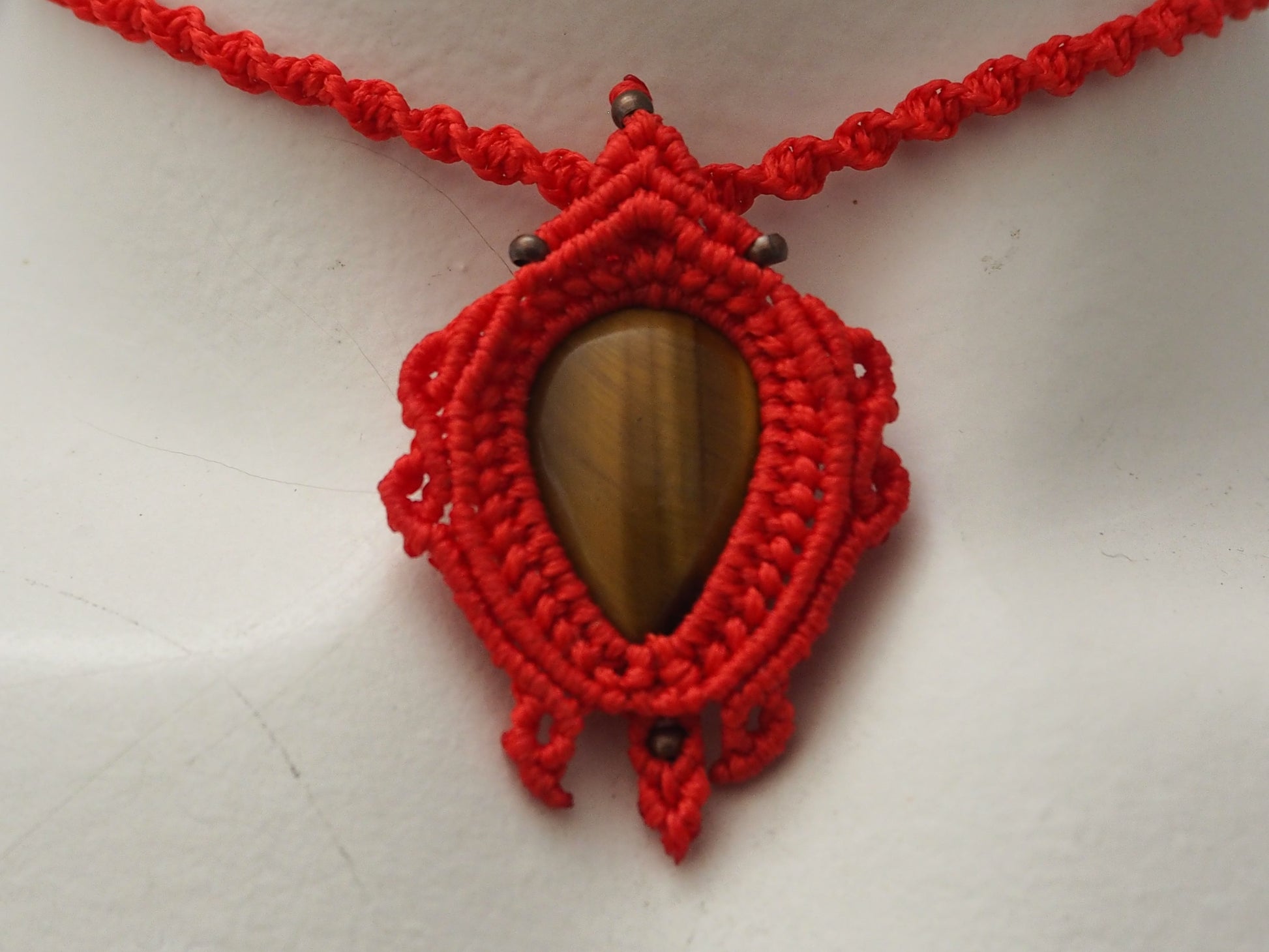 Collar Amuleto "Fuerza y Protección" en Macramé Rojo con Ojo de Tigre - My Cuqui Shop #