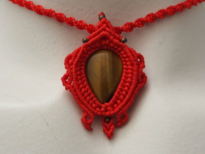 Collar Amuleto "Fuerza y Protección" en Macramé Rojo con Ojo de Tigre - My Cuqui Shop #
