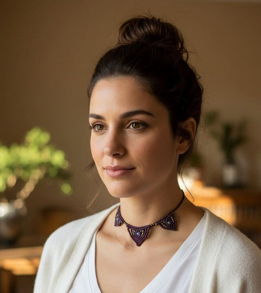 Collar Artesanal de Micromacramé  Color Vino/Burdeos con Ágatas Celestes - My Cuqui Shop #