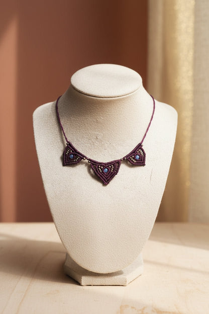 Collar Artesanal de Micromacramé  Color Vino/Burdeos con Ágatas Celestes - My Cuqui Shop #