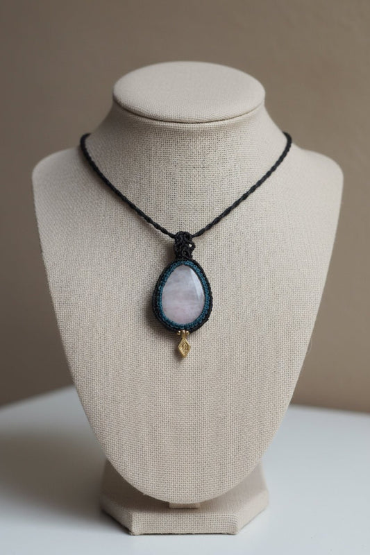 Collar Artesanal de Micromacramé Negro con Cuarzo Rosa - My Cuqui Shop #