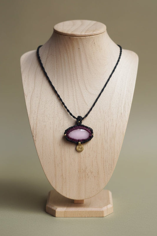 Collar Artesanal de Micromacramé Negro con Cuarzo Rosa y Dije de Latón Hindú - My Cuqui Shop