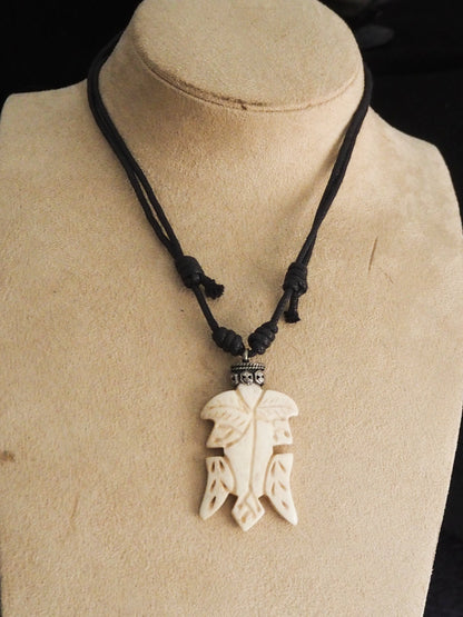 Collar con Colgante de Hueso Tallado Artesanal - Estilo Tribal/Natural - My Cuqui Shop #