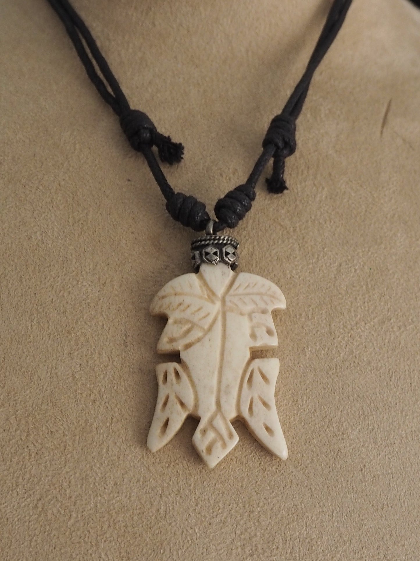 Collar con Colgante de Hueso Tallado Artesanal - Estilo Tribal/Natural - My Cuqui Shop #