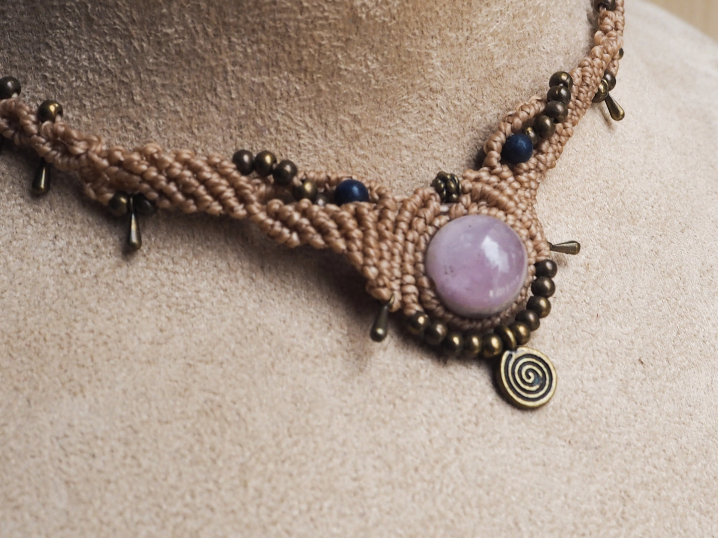 Collar en macramé color beige con amatista. Ajustable - My Cuqui Shop #