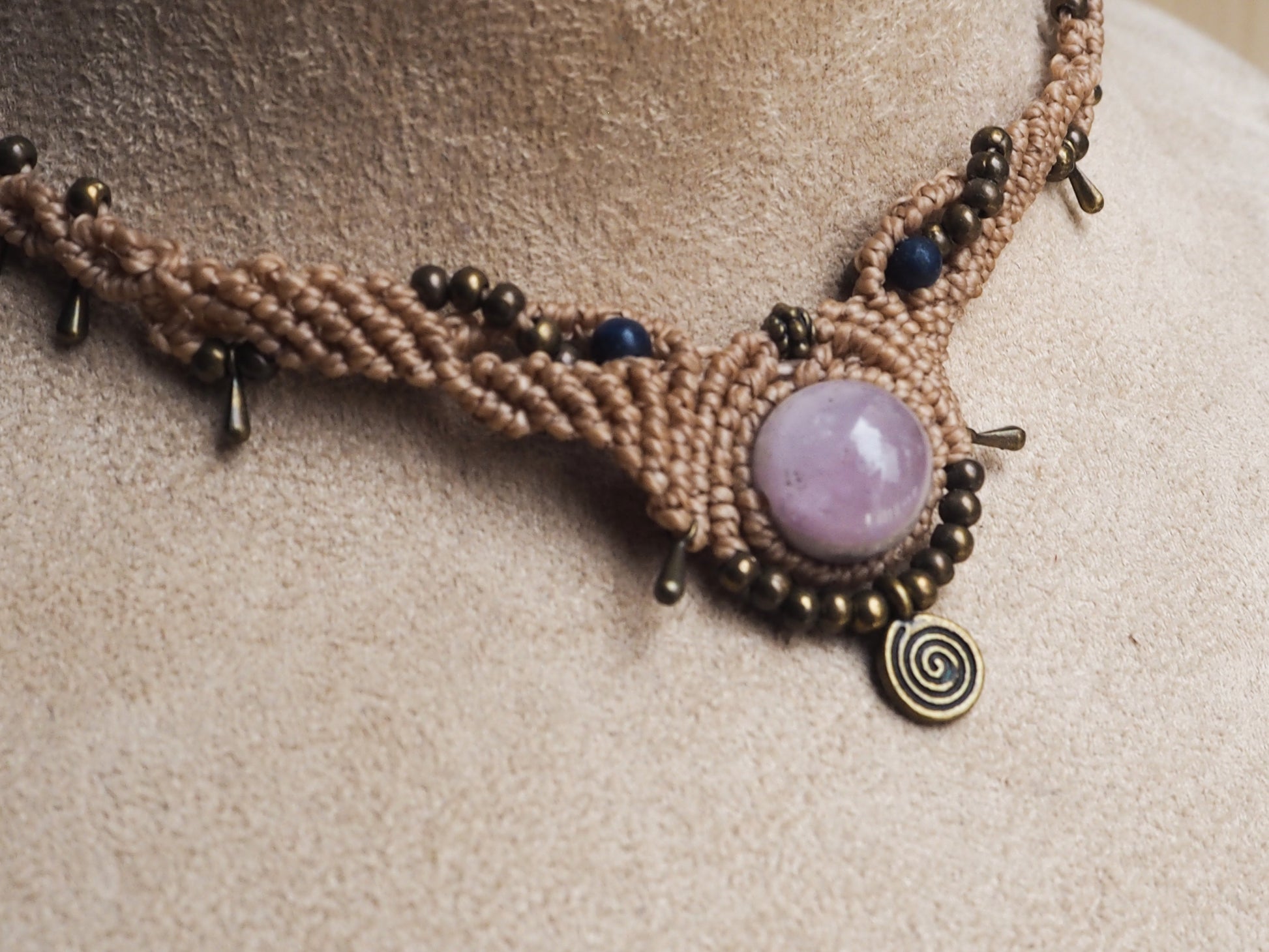 Collar en macramé color beige con amatista. Ajustable - My Cuqui Shop #