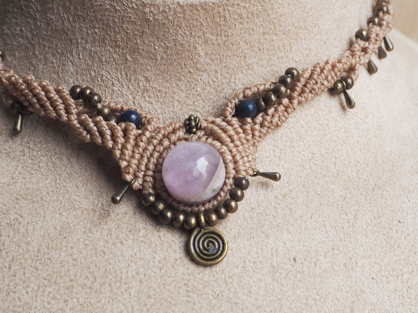 Collar en macramé color beige con amatista. Ajustable - My Cuqui Shop #