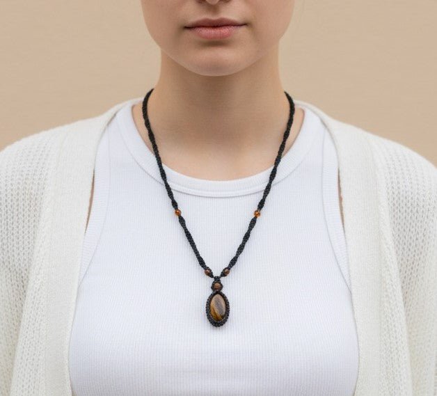 Collar en macramé "Fuera Interiori" Ojo de Tigre - My Cuqui Shop